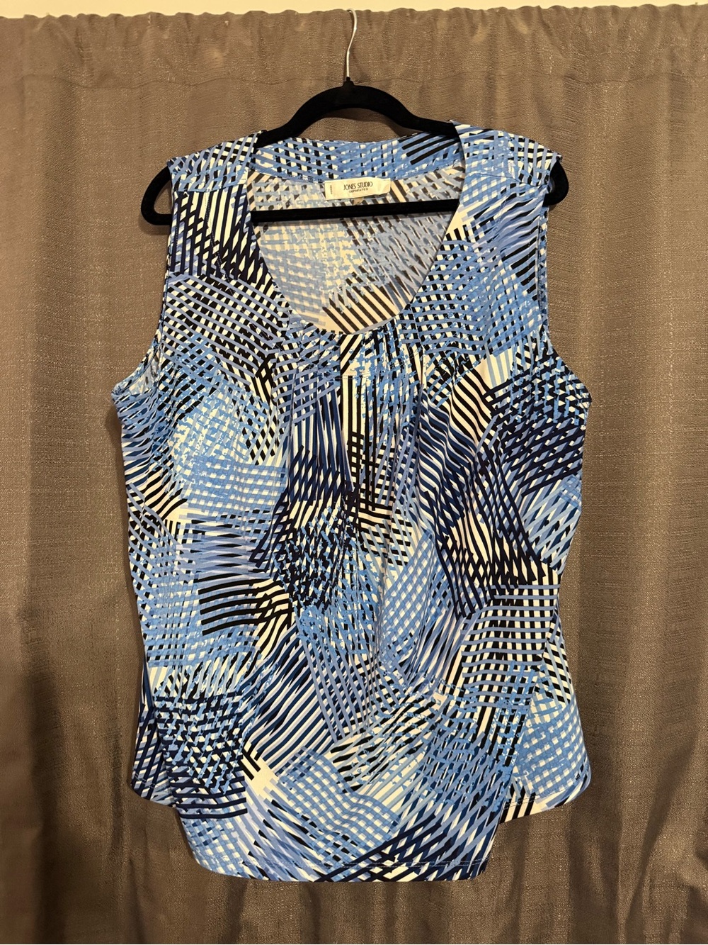 Jones Studio Blue Patterned Sleeveless V-Neck Top